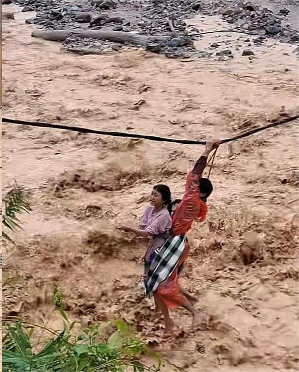 jembatan-tapanuli-selatan-putus-warga-nekat-seberangi-sungai-hanya-modal-kabel-listrik-013915