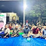 Fauzan Khalid bersama dengan warga Banyumulek, Lobar. (Foto: Ist)