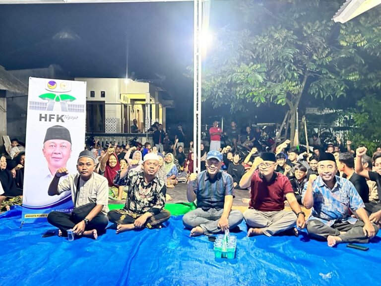 Fauzan Khalid bersama dengan warga Banyumulek, Lobar. (Foto: Ist)