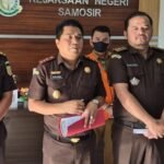 Kejari saat merilis tersangka korupsi bantuan di Samosir. (Foto: Google).
