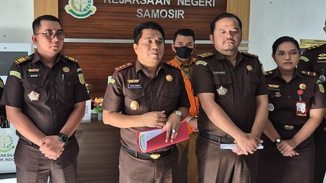 Kejari saat merilis tersangka korupsi bantuan di Samosir. (Foto: Google).