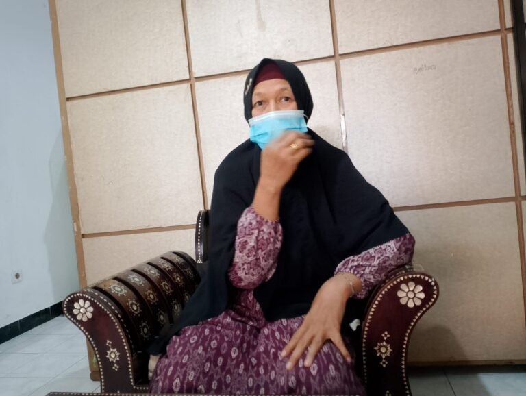 Owner Toko Kue 3&4 Mataram.